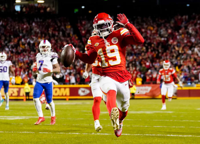 Kadarius Toney runs into the endzone with the ball in one hand